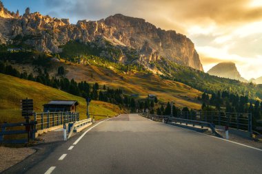 Ağaçlar, orman ve dağlar arka planlar ile güzel dağ yolu. Passo Gardena Dolomites dağ İtalya devlet karayolu yol alındığı.