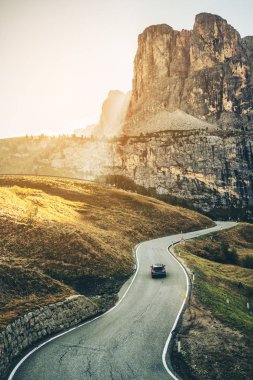 Ağaçlar, orman ve dağlar arka planlar ile güzel dağ yolu. Devlet karayolu yolu Passo Gardena, Sella dağ grup Dolomites dağ İtalya alınan.
