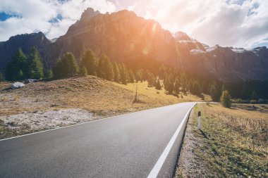 Ağaçlar, orman ve dağlar arka planlar ile güzel dağ yolu. Devlet karayolu yolu Passo Gardena, Sella dağ grup Dolomites dağ İtalya alınan.