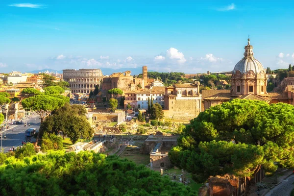 古代ローマの建造物ローマ イタリア都市スカイラインコロシアムとフォロ ロマーノ イタリアの有名な旅行先 — ストック写真