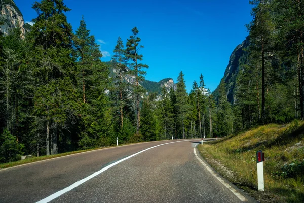 Hermoso Camino Montaña Con Árboles Bosques Montañas Los Fondos Tomado — Foto de Stock