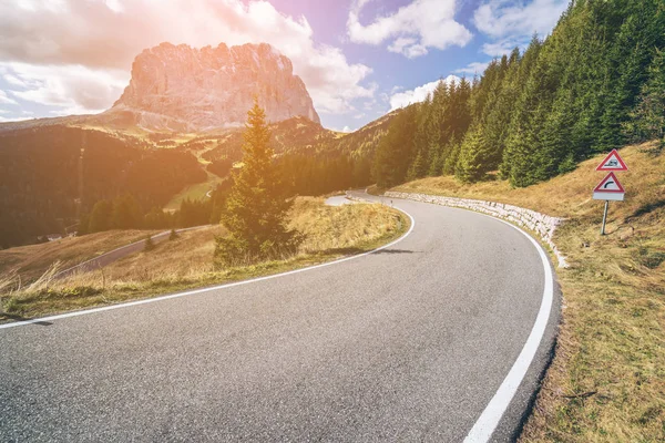 Vackra Bergsväg Med Träd Skogen Och Bergen Bakgrunden Tas Vid — Stockfoto