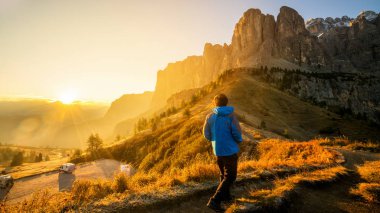 Adam gezgin yalnız Dolomites Mounatins nefes kesici manzara modunda İtalya'da yaz aylarında gündoğumu, hiking. Seyahat yaşam tarzı yolculuk tutkusu macera kavramı. Açık vahşi doğada tatil.