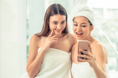 Mutlu kadın lüks spa aromaterapi masaj sonra selfie fotoğraf cep telefonu ile alır. Lüks sağlıklı yaşam yaşam tarzı ve sosyal medya bilgi kavramı paylaşımı.