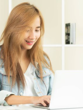 Mutlu kadın rahat ev ofis dizüstü bilgisayarda çalışıyor. Küçük işletmeler ve iş kavramı devreye.