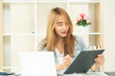 İş kadını iş raporu ile rahat bir ev ofis konsantrasyon düşünürken bakar. Küçük işletmeler ve kavram kurmak.