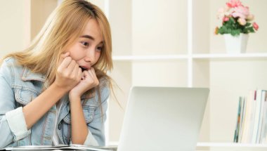 Sevimli kadın rahat ev ofis dizüstü bilgisayarda bakarken hayran, heyecan veya sürpriz hisseder. İnanılmaz satış reklam ve şanslı ödül kazanan kavramı.