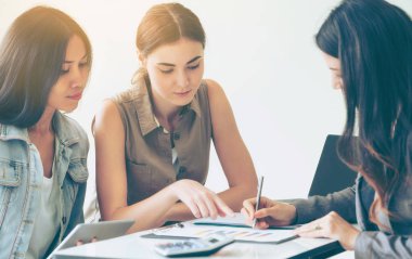 Çalışma grubu çok kültürlü iş kadınları ofiste grup toplantısı tartışmak. Etnik çeşitlilik işbirliği.