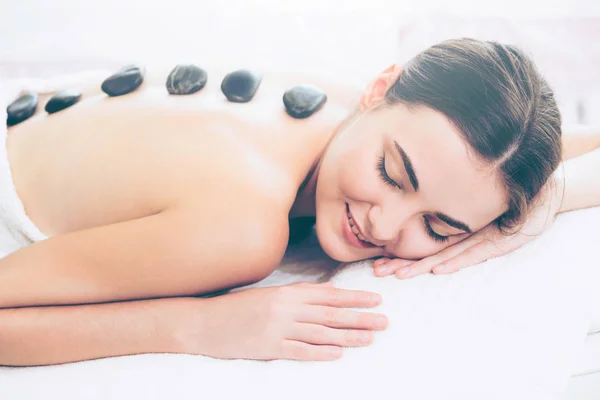 Frau Bekommt Hot Stone Massage Behandlung Durch Professionelle Kosmetikerin Therapeutin — Stockfoto