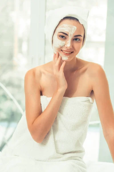 Piękna Kobieta Zabiegu Kosmetycznych Peelingów Twarzy Profesjonalnego Dermatologa Spa Wellness — Zdjęcie stockowe