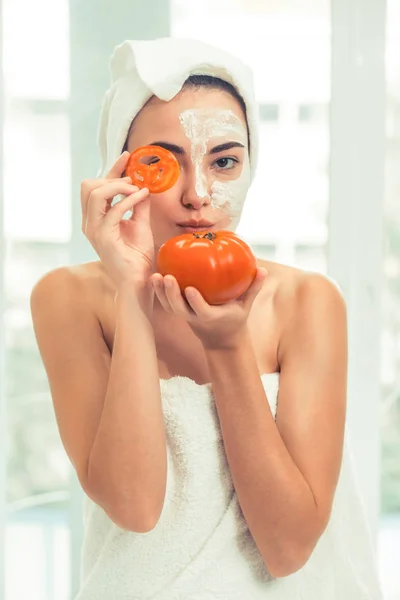 Mulher Bonita Ter Tratamento Máscara Facial Com Extrato Creme Tomate — Fotografia de Stock