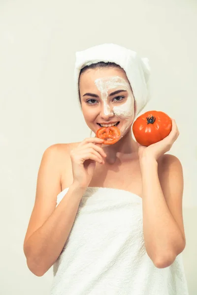 Mulher Bonita Ter Tratamento Máscara Facial Com Extrato Creme Tomate — Fotografia de Stock