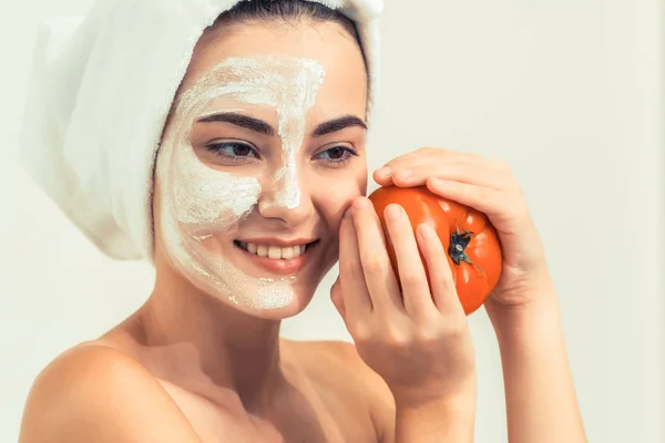 Hermosa Mujer Que Tiene Tratamiento Máscara Facial Con Extracto Crema — Foto de Stock