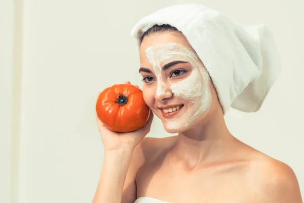 Mulher Bonita Ter Tratamento Máscara Facial Com Extrato Creme Tomate — Fotografia de Stock