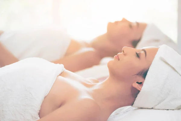Розслаблена Молода Жінка Лежить Спа Ліжку Готова Лікування Обличчя Масажу — стокове фото