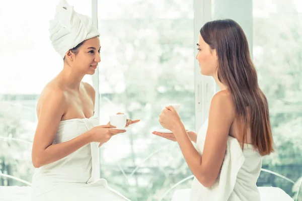 Dos Mujeres Que Beben Bebidas Hierbas Mientras Conversan Spa Lujo — Foto de Stock