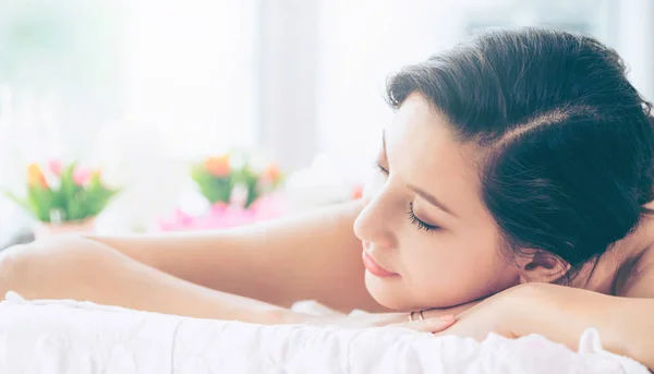 Jovem Relaxada Deitada Cama Spa Preparada Para Tratamento Massagens Resort — Fotografia de Stock