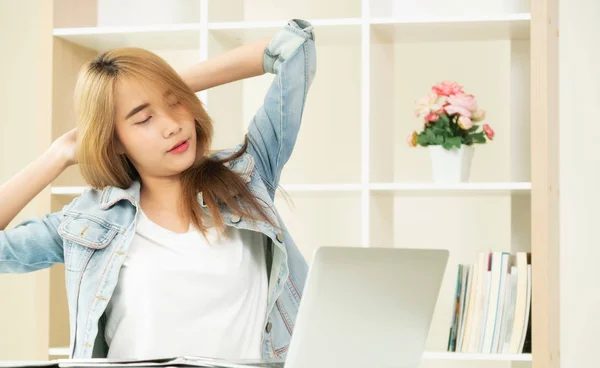 Ontspannen Jonge Vrouw Zich Uitstrekt Wapens Schouder Spieren Nadat Werk — Stockfoto