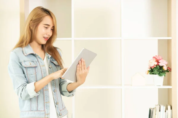 Mujer Joven Usando Tableta Sala Estar Oficina Casa —  Fotos de Stock