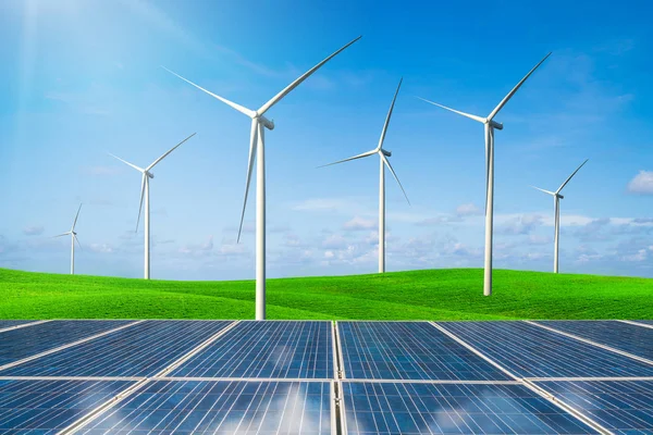 太阳能板和风力涡轮机农场在一个绿色的草地上起伏的山丘上的蓝天和白云在夏天 可再生清洁能源概念与可持续发展业务发展 — 图库照片