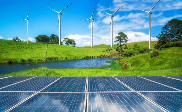 Panel Solar Turbinas Eólicas Granja Una Hierba Verde Colinas Ondulantes — Foto de Stock