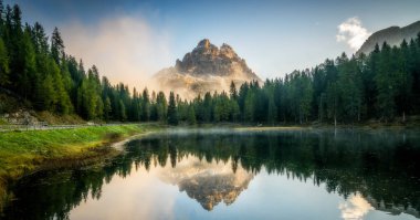 Antorno Gölü 'nün görkemli manzarası. İtalya' nın Doğu Dolomitleri 'nde Tre Cime di Lavaredo' nun ünlü Dolomites dağı. Güzel doğa manzarası ve manzaralı seyahat yeri.