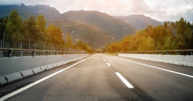 Ağaçlar, orman ve dağlar arka planlar ile güzel dağ yolu. Devlet karayolu yolu Dolomites Dağı İtalya'nın alınan.