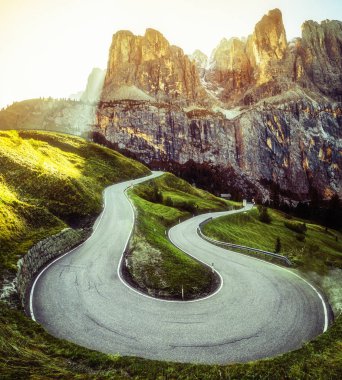 Ağaçlar, orman ve dağlar arka planlar ile güzel dağ yolu. Devlet karayolu yolu Passo Gardena, Sella dağ grup Dolomites dağ İtalya alınan.