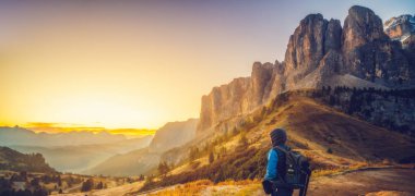 Adam gezgin yalnız Dolomites Mounatins nefes kesici manzara modunda İtalya'da yaz aylarında gündoğumu, hiking. Seyahat yaşam tarzı yolculuk tutkusu macera kavramı. Açık vahşi doğada tatil.