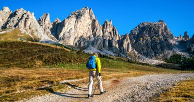 Adam gezgin yalnız Dolomites Mounatins nefes kesici manzara modunda İtalya'da yaz aylarında gündoğumu, hiking. Seyahat yaşam tarzı yolculuk tutkusu macera kavramı. Açık vahşi doğada tatil.