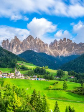 Dolomites İtalya manzara Geisler veya Odle Dolomites grubuna sahip Santa Maddalena ya da St. Magdalena Köyü'nde. Güzel dağ manzarası, Kuzey Italya'nin Dolomites seyahat etmek turist çeken.