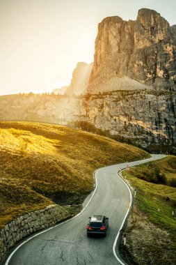 Ağaçlar, orman ve dağlar arka planlar ile güzel dağ yolu. Devlet karayolu yolu Passo Gardena, Sella dağ grup Dolomites dağ İtalya alınan.