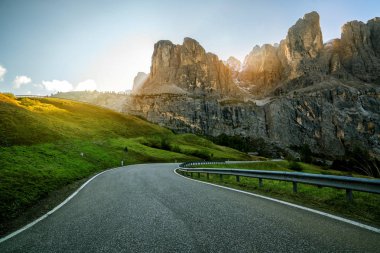 Ağaçlar, orman ve dağlar arka planlar ile güzel dağ yolu. Devlet karayolu yolu Passo Gardena, Sella dağ grup Dolomites dağ İtalya alınan.