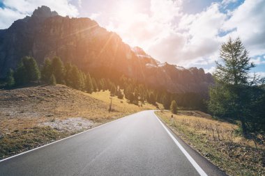 Ağaçlar, orman ve dağlar arka planlar ile güzel dağ yolu. Devlet karayolu yolu Passo Gardena, Sella dağ grup Dolomites dağ İtalya alınan.