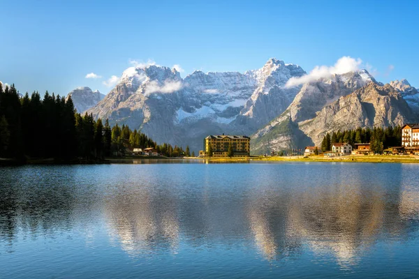 İtalya 'nın arka planında Dolomites Dağı ile Misurina Gölü' nün nefes kesici manzarası. İtalya 'daki Doğu Dolomitleri' nde seyahat yerlerinin panoramik manzarası.