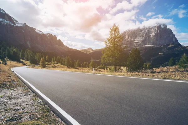 美丽的山路与树木 森林和山脉的背景 在帕苏丰杜加迪纳的州公路公路上 位于意大利白云岩山的蝶鞍山群中 — 图库照片