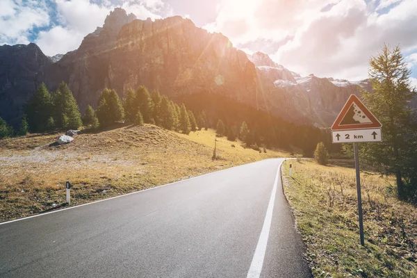 Vackra Bergsväg Med Träd Skogen Och Bergen Bakgrunden Tas Vid — Stockfoto