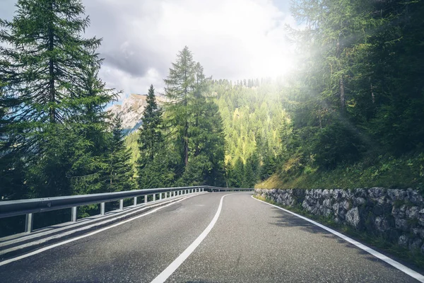 美丽的山路与树木 森林和山脉的背景 在意大利白云岩山州公路公路上拍摄 — 图库照片