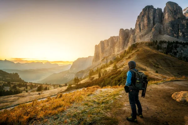 Adam gezgin yalnız Dolomites Mounatins nefes kesici manzara modunda İtalya'da yaz aylarında gündoğumu, hiking. Seyahat yaşam tarzı yolculuk tutkusu macera kavramı. Açık vahşi doğada tatil.
