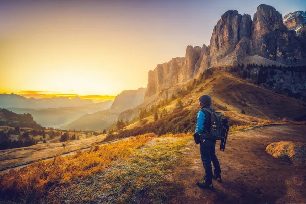 Adam gezgin yalnız Dolomites Mounatins nefes kesici manzara modunda İtalya'da yaz aylarında gündoğumu, hiking. Seyahat yaşam tarzı yolculuk tutkusu macera kavramı. Açık vahşi doğada tatil.
