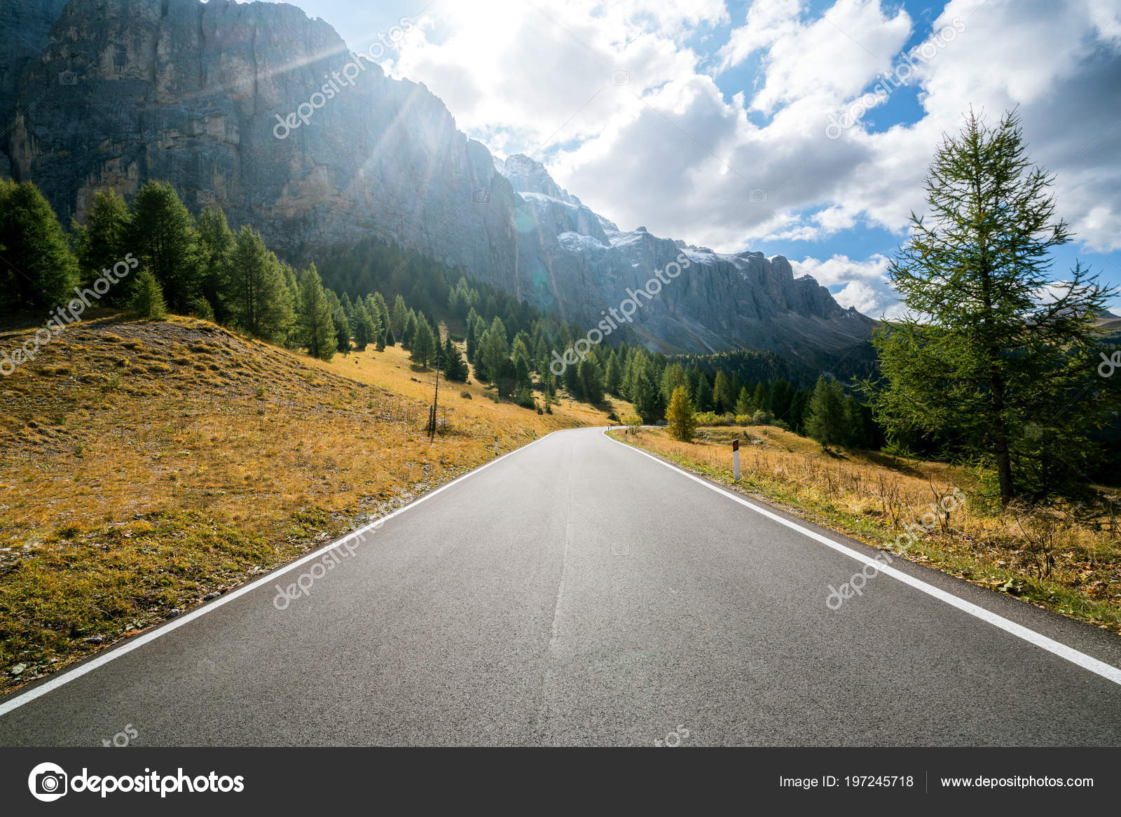 Hermoso Camino Montaña Con Árboles Bosques Montañas Los Fondos Tomado —  Foto de stock #197245718 © BiancoBlue, image size:1600x1167