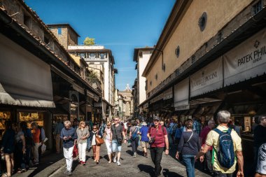 Florence, İtalya - 30 Eylül 2017: İnsanlar yürüyüş Ponte Vecchio Köprüsü'nde Floransa, İtalya. Bu köprü merkezine alışveriş caddesi Floransa, İtalya ziyaret turistik cazibe.