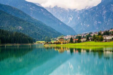 Güzel dağ köyü manzara Villapiccola ve göl Auronzo Auronzo di Cadore, İtalya için. Doğa ve kırsal panoramik manzara.