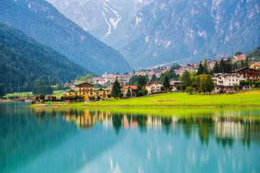 Güzel dağ köyü manzara Villapiccola ve göl Auronzo Auronzo di Cadore, İtalya için. Doğa ve kırsal panoramik manzara.