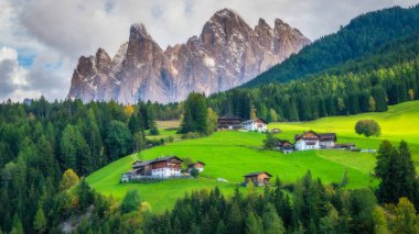 Villnoss dağın köyde sahne Puez-Geisler Doğa Parkı, Kuzeybatı Dolomites dağlar, South Tyrol, Kuzey İtalya'Geisler dağ grubu ile.