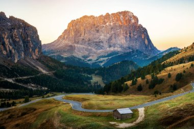 Dolomites İtalya panoramik manzara. Sunrise Sassolungo Langkofel Grup, Passo Gardena, Western Dolomites seyahat ve açık hava etkinliği üzerinde parlar. Nefes kesici manzara ve Kuzey İtalya'daki seyahat.