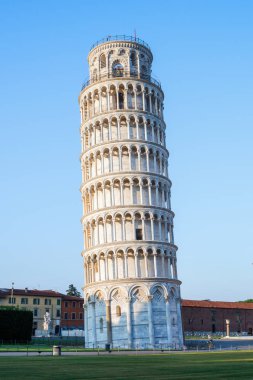 Pisa, İtalya 'daki Eğik Pisa Kulesi tüm dünyada istenmeyen eğik ve ünlü İtalya seyahatleriyle tanınıyor. Pisa Katedrali yakınlarında yer almaktadır..