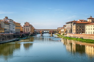 Floransa Ponte Vecchio Köprüsü ve şehir manzarası İtalya. Floransa Tuscany bölgesi Merkezi İtalya'nın başkentidir. Merkezi İtalya'nın Orta Çağ Ticaret ve son dönemin en zengin şehirler Floransa yapıldı.