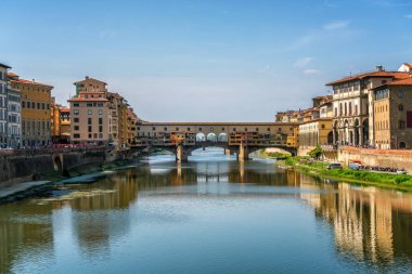 Floransa Ponte Vecchio Köprüsü ve şehir manzarası İtalya. Floransa Tuscany bölgesi Merkezi İtalya'nın başkentidir. Merkezi İtalya'nın Orta Çağ Ticaret ve son dönemin en zengin şehirler Floransa yapıldı.