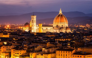 Floransa Katedrali (Cattedrale di Santa Maria del Fiore) Floransa, İtalya'nın tarihi merkezinde gece şehrin panoramik manzarasına sahip. Turistik cazibe Toskana, İtalya Floransa Katedrali vardır.